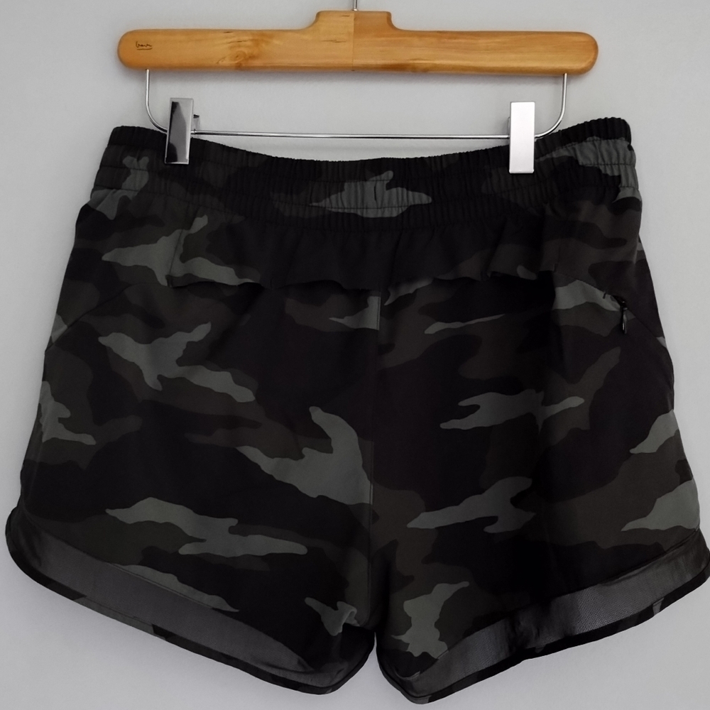 Athleta - Mesh Racer Run Mid Rise 4in Short - Medium - Olive Green Camo Print